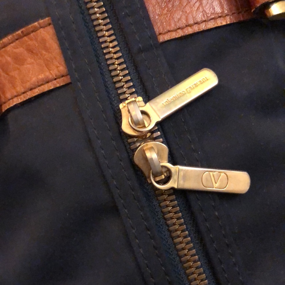Valentino Garavani Sport Nylo duffle. Navy blue overnighter & tan leather - Picture 4 of 9